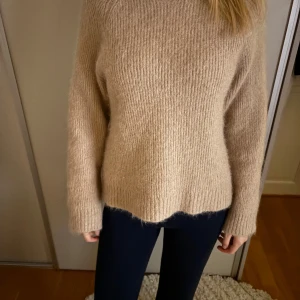 stickad beige tröja - superfin stickad tröja från wera, köpt för 800