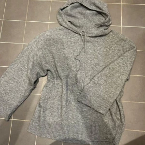 Stickad hoodie! - Mysig stickad grå hoodie, super skönt material. Lite stor i storlek men annars bra! Skick 7/10 lite nopprig men går att fixa!🙌🏼