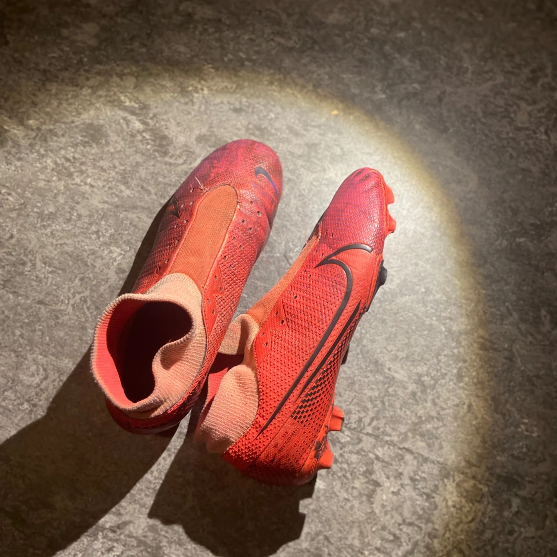 Röda fotbollsskor från Nike - 91