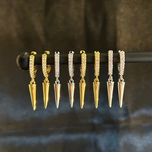 Örhängen 925 sterling silver - Dessa örhängen säljes för 179kr/paret, man väljer silver/guld😊 Frakt medkommer