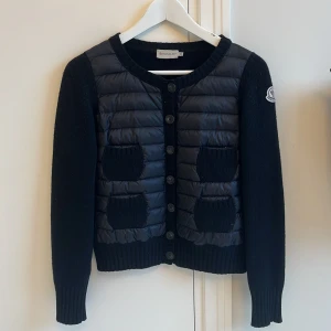 Moncler Cardigan  - Jag är intresserad av att byta min monclare cardigan mot en annan cardigan💗💗 Den har inga defekter eller något sådant❤️❤️❤️💗