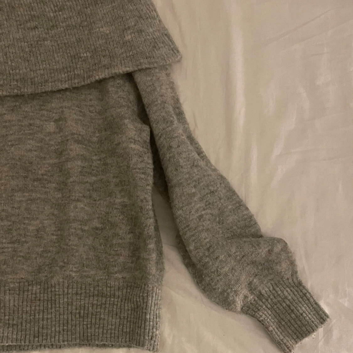 Grå offshoulder tröja från H&M - 90