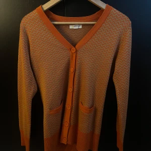 Orange och beige kofta med knappar - Snygg kofta i orange och beige💞