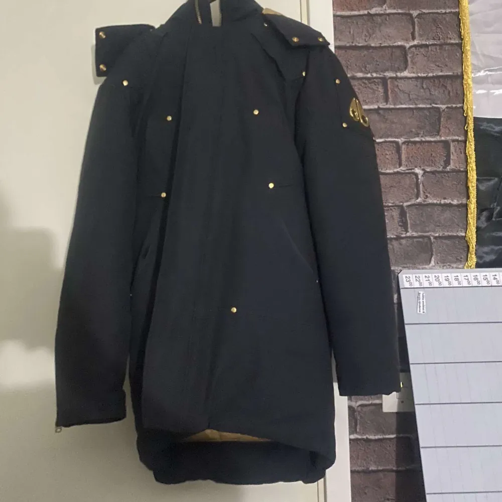 Säljer min mosse jacka då jag inte använder den längre. Den är i topp skick inga fel på den. Den har varit ner packad i ett par år det är den gamla modellen som inte säljs längre. Pris kan diskuteras . Takit.