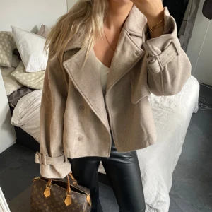 Beige kort kappa  - Super snygg beige kort kappa, slutsåld och super eftertraktad 🤎🤎🤎