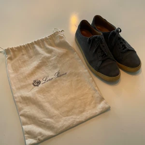 Grå sneakers från Loro Piana - Mörkblå/gråa Loro Piana skor. Storlek 43. Pris kan diskuteras.
