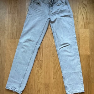 Raka jeans - Säljer de här gråa raka jeansen då jag inte använder de längre. De är midwaist men jag har sytt ner de yttligare lite till (sista bilden) 💕