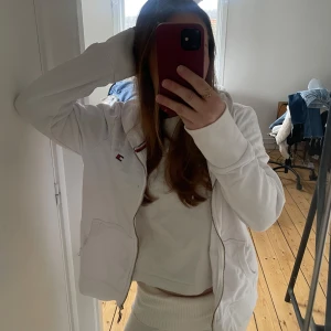 Vit snygg hoodie  - Med dragkedja från Tommy hilfiger 