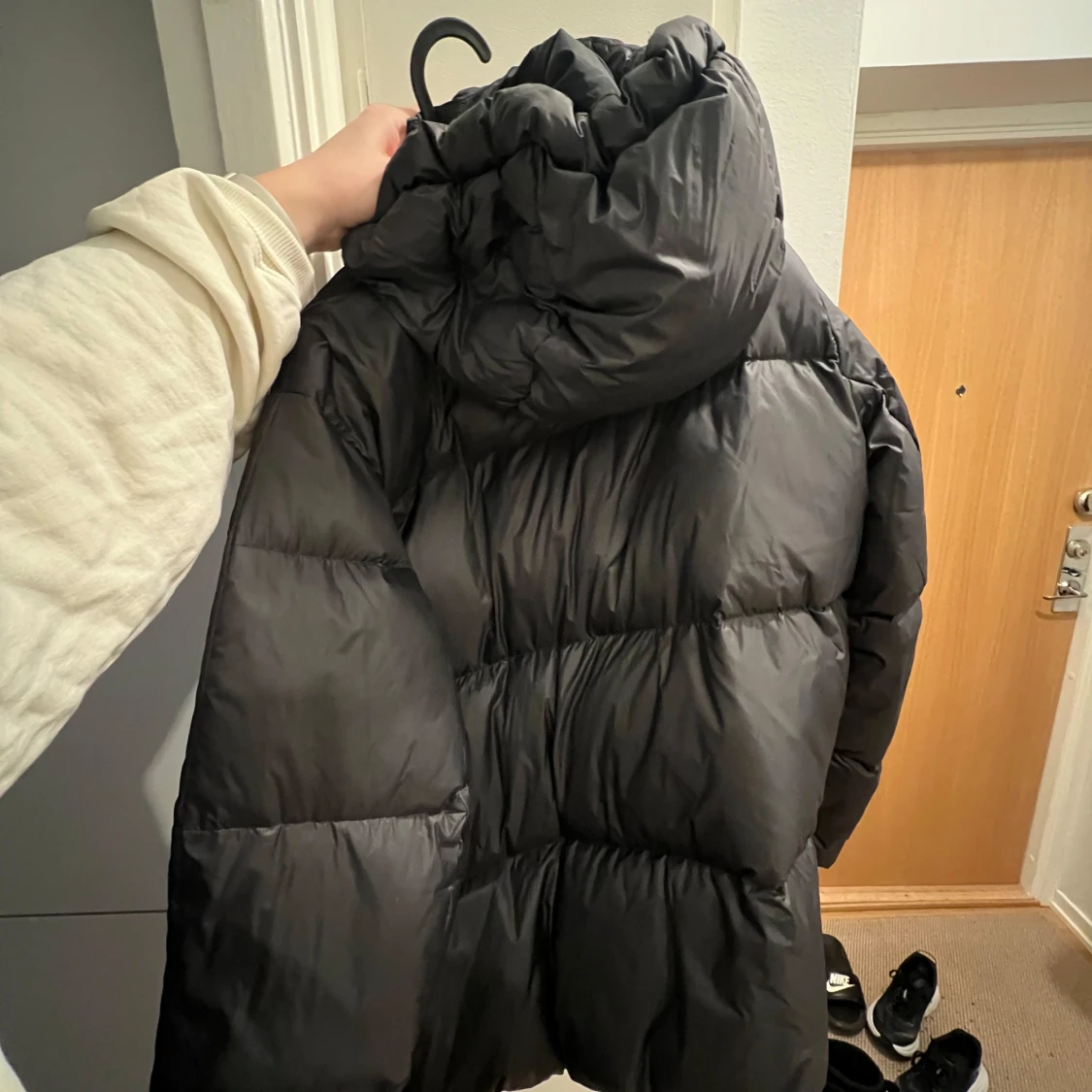 Svart dunjacka från Arket - 92