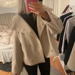 Beige kappa från NA-KD - Snygg beige kappa från NA-KD 