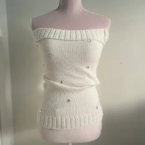  Victoria's Secret topp - Snygg vit offshoulder topp från Victoria's Secret. Stickad design med glittriga detaljer 🪽 🫶🏻