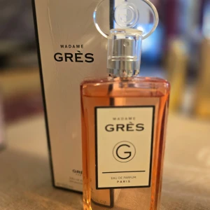 Madame Grès Eau de Parfum - Rensar ut lite. Madame Grès EDP 100 ml. Provad ett par gånger så flaskan är i princip full. 