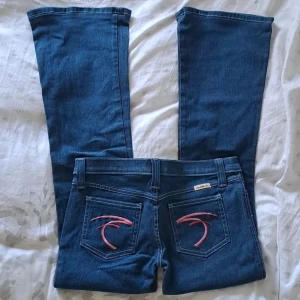 Frankie B jeans - Supersnygga lådmidjade bootcut jeans me coola detaljer på bakfickorna. Superbra skick men tyvär för korta för mig. Skriv privat om ni undrar något💕