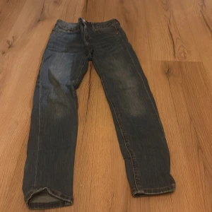 Ett par blåa byxor i storlek 146 från Ming - Ett par stilrena blå jeans med fickor bootcut från Ming 