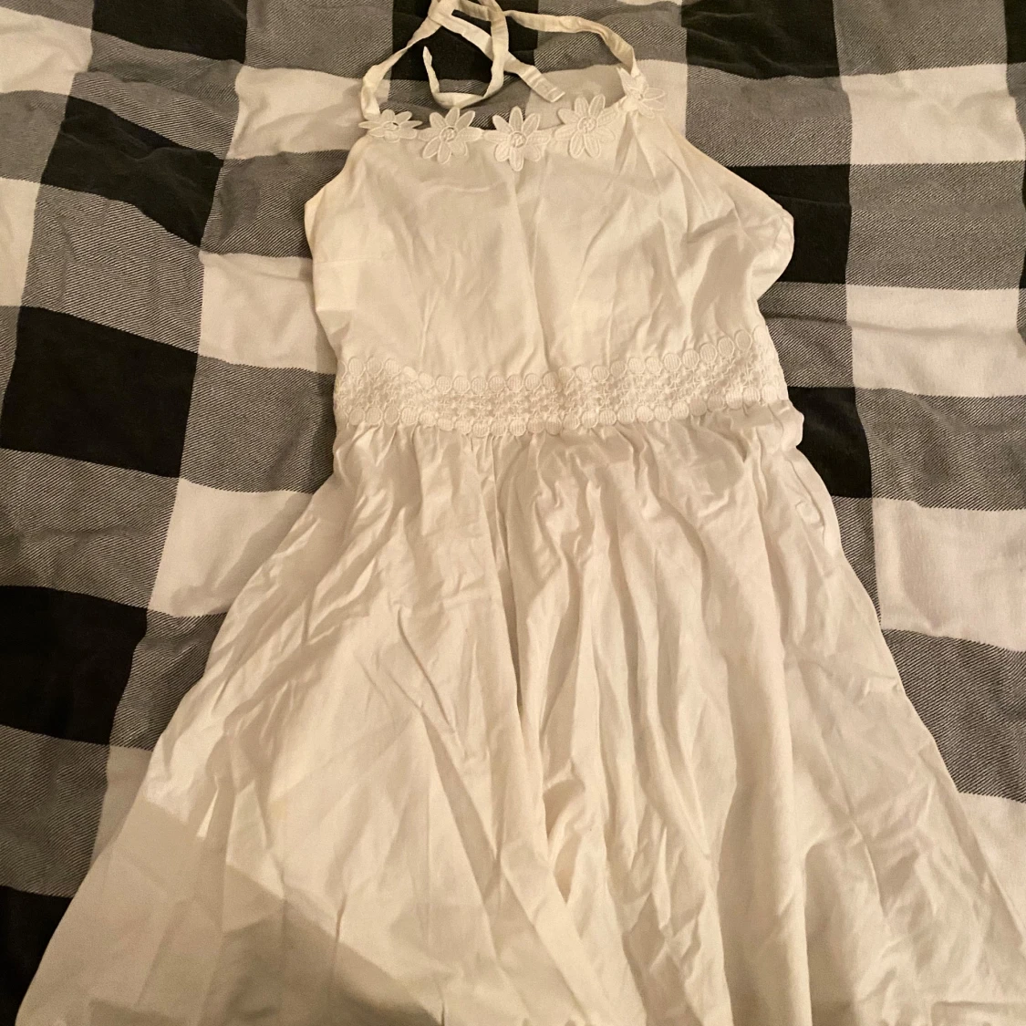 Vit klänning med blommig spetsdetalj