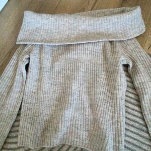 Beige ribbad offshoulder tröja från H&M -  Jättefin tröja från H&M /Storlek M💓 har knappt använt Skriv om ni vill veta mer🤍