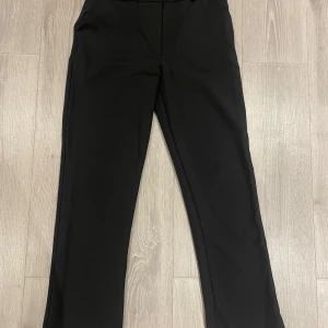 Kostymbyxor - Svarta mid waist kostymbyxor från lager 157, storlek S.