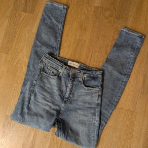 Jeans från Calvin Klein, storlek W26 L32  - Jeans från Calvin Klein, storlek W26 L32. Sparsamt använda, fint skick!
