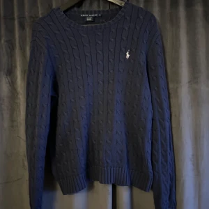Ralph lauren knitted sweater  - Fin tröja från Ralph lauren som är i gott skick. Tröjan är i storlek XL men passar  M-L. Kontakta gärna vid frågor🙂