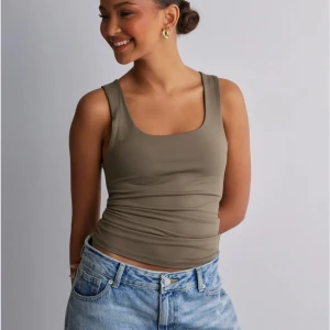 Olivgrön ONLY linnetopp  - Snygg oanvänd two way olivgrön linnetopp med en tight passform i storlek S. Perfekt för sommaren och passar med nästan allt.💕