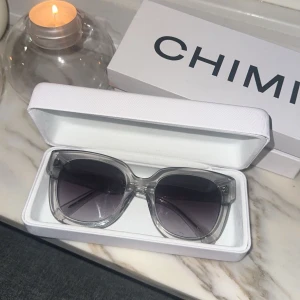 Chimi grey - Snygga solglasögon från Chimi i färgen GREY🤍Väldigt sparsamt använda och köpta för 1350kr💕 kan även tänka mig byta mot modellen 04!! 