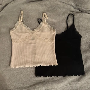 Spets toppar - Toppar från hm i svart och vit, 50 kr styck eller 70 kr för båda💓💓