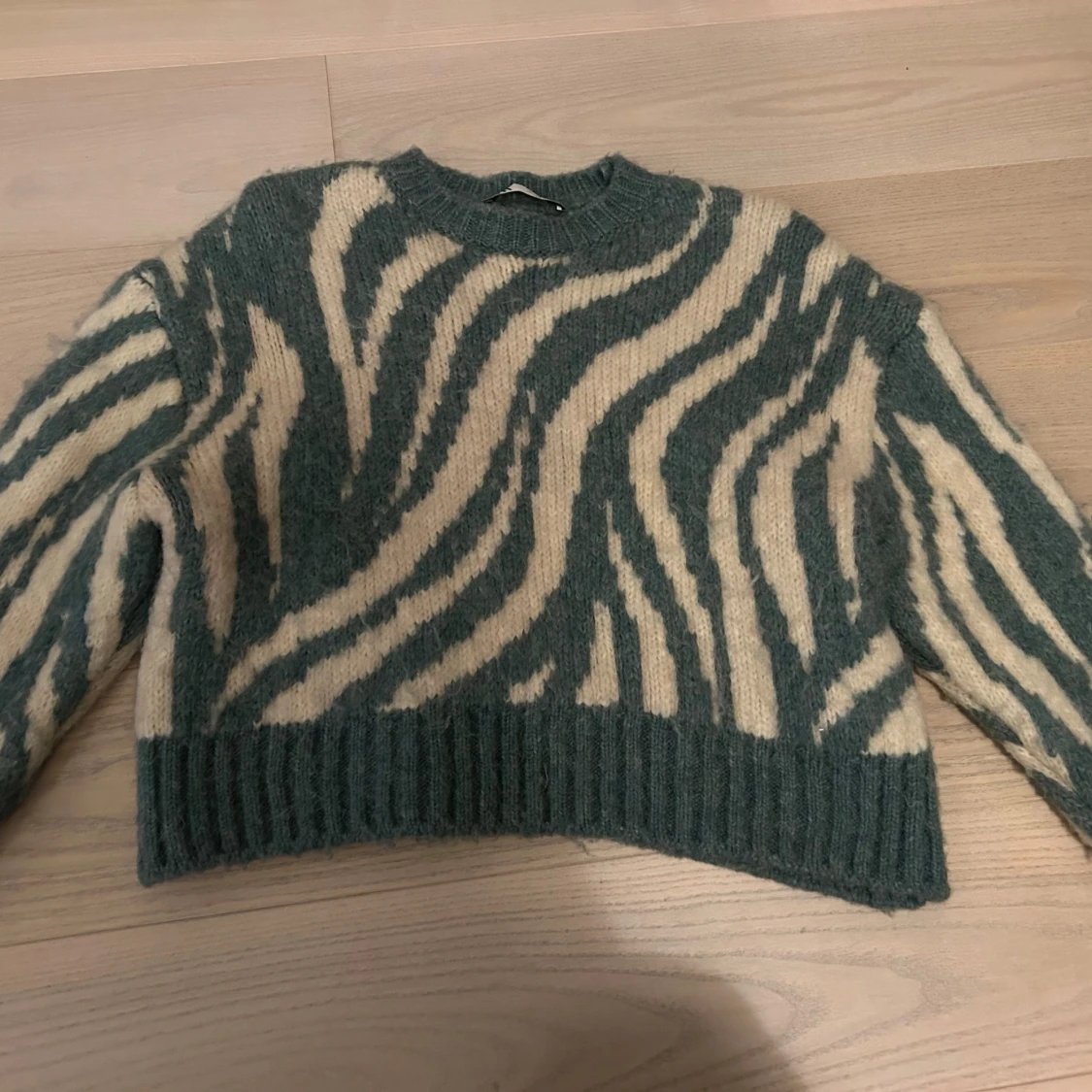 Grön och beige stickad tröja från Zara - 90