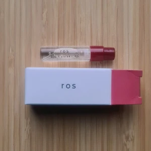 björk and berries Ros 1.5ml sample - Ursprungligen 1,5 ml, testad några gånger men majoriteten kvar (mängd kvar som på bilden). Färsk, inköpt december 2024.