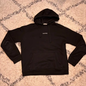 Valentino Hoodie - Snygg svart hoodie från Valentino. Skicket är väldigt bra och den har inga flaws. Storleken är M och är true to size.