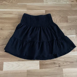 Svart kjol från Gina Tricot - Snygg svart kjol från Gina Tricot i storlek XS. Hör av dig vid frågor eller intresse💝Pris kan diskuteras