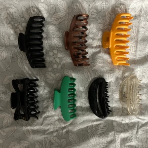 Hårklämmor - Säljer dessa 7 hårklämmor för 30kr