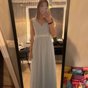 Ljusblå balklänning - Så fin blå klänning som aldrig är använd och i helt nytt skick, med prislapp kvar. Jag är 172 cm och den är lite lång för mig.