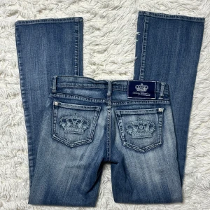 Victoria Beckham lågmidjade bootcut jeans vintage  - Victoria Beckman jeans i superfint skick. Storlek 26. Innerbenslängd:78 midjemått: 37 stretch till 40. Går inte ner i pris då de är i såpass bra skick och så eftertraktade. Har massa andra billigare jeans på min plick! Köp sker via köp nu, jag postar inom 24h. Kvar tills markerad såld 