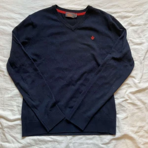 Morris tröja  - V ringad Morris tröja 100% merino. |Storlek: M |Skick:9/10 |Tillbehör: endast tröjan|Nypris:1599kr |Hör av er för ev frågor och bilder✔️. Priset kan diskuteras vid snabb affär!📋 Inga byten!