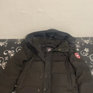 Canada Goose Jacka  - En svart canada goose wyndham jacka i storlek S, den är väldigt skön och varm att ha på sig samt en jacka du kan stila din outfit fint med, den har inga märken utan är i bra skick, kan gå ner i pris vid snabb affär!