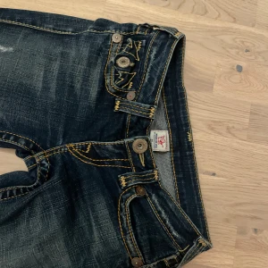 True religion jeans - Jätte fin passform!😍snygga detaljer storlek w25 (passar mig som är ca 160)💕bra sick bara att ena knappen åkt av där av kommer priset va lägre och öppen för o sänka vi snabb affär!!💕