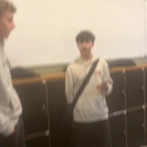 Vit hoodie - Vit hoodie med en avslappnad passform. Perfekt för en casual look.