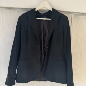 Svart kavaj från H&M - Snygg svart kavaj från H&M💕lite oversized