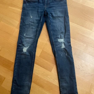 Jeans Med Slitningar - Säljer dessa skit snygga jeans me sköna slitningar ifrån märket Redenfiend Rebel. Köpta för ungefär 499 säljs för 130kr. Skicket är som nytt, hör gärna av er vid funderingar så löser vi en bra affär. Storlek: 28/32