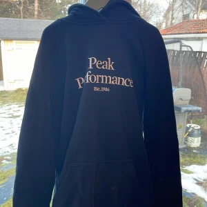 Peak performance hoodie - Snygg peak performance hoodie i bra kvalitet. Storlek S