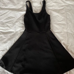 Svart klänning - Svart liten klänning från HM. Använd fåtal gånger!💛
