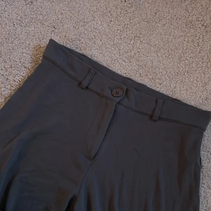 Gråa kostymbyxor - Säljer dessa fina kostymbyxor i storlek xs, passar även s ❤️