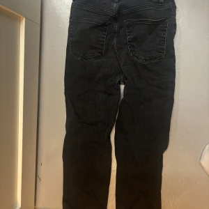Svarta jeans från NA-KD - Snygga svarta jeans från NA-KD, gammal modell så finns inte att köpa längre. Medel mot hög midja och raka i benen. 