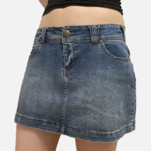 Jeanskjol med broderade blommor - Snygg jeanskjol med broderade blommor och volang på baksidan. Passar storlek L men kan också passa storlek M. Köpt i USA och är från tidiga 2000-talet. Hör av dig om du har några frågor :)