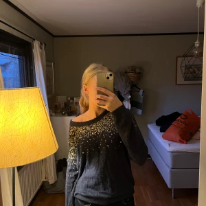 Stickad tröja  - Super fin tröja med paljetter och stenar. Bra skick, vissa stenar sitter löst men går enkelt att sy fast. Från DAY