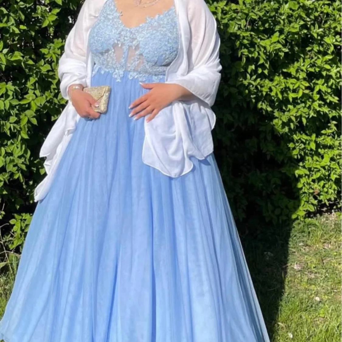 Ljusblå balklänning med spetsdetaljer