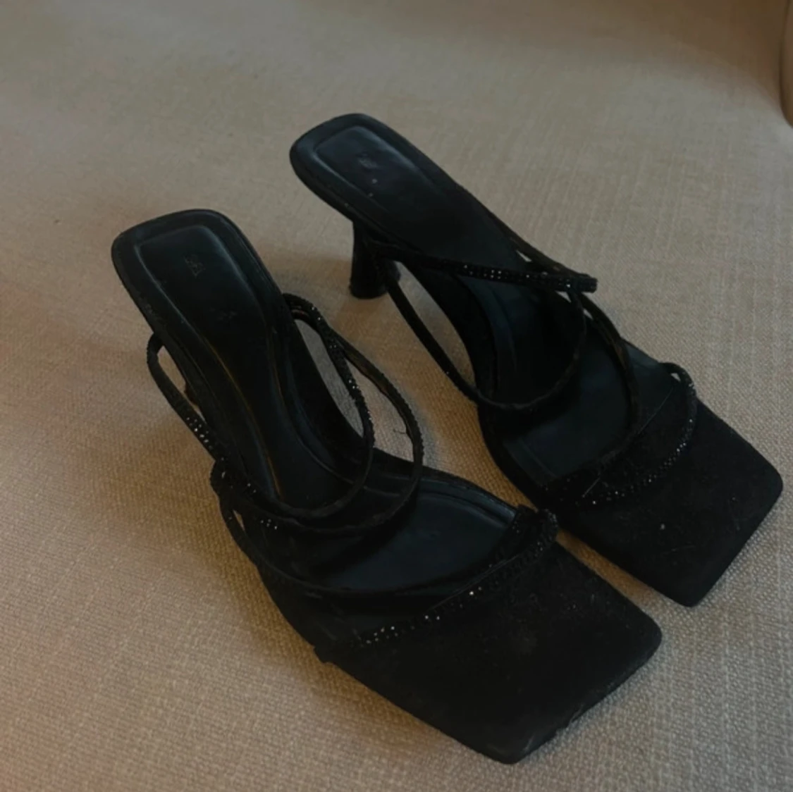 Svarta klackskor med remmar - 90