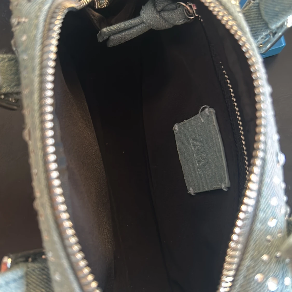 Glittrig axelväska i jeans från Zara - 92