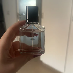 Red Vanilla - En parfym från Zara i doften red vanilla. En sofistikerad, varm och kryddig doft med blommiga och söta noter. Denna doft sitter hela dagen. 30ml☺️