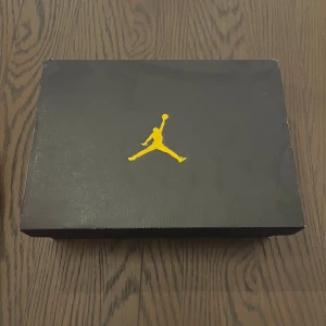 Nike Air Jordans i svart och rött - Snygga Nike Air Jordans i svart och rött med klassisk design. Skorna har en svart bas med röda detaljer och snörning. Köpta för 2500kr Mitt pris 549kr.Perfekta för dig som vill ha en stilren och sportig look. Pris kan diskuteras!😊